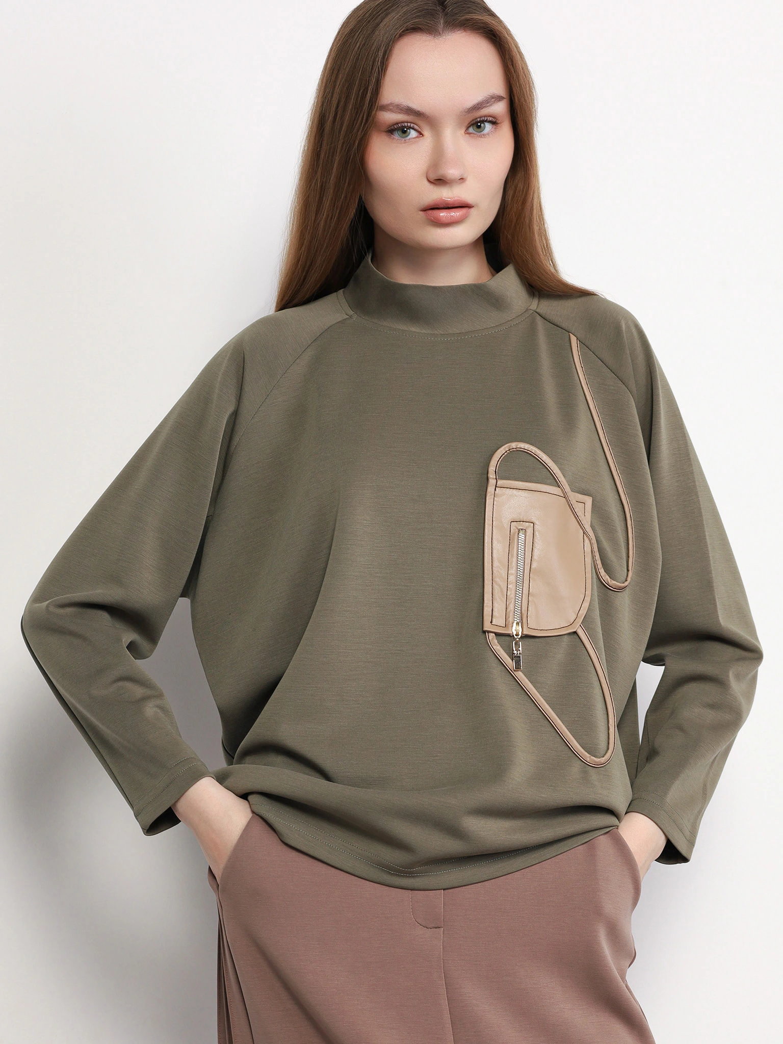 Джемпер цвета хаки с декоративной контрастной отделкой